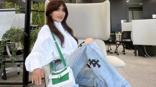 工藤静香|工藤静香公司办公照曝光，穿白衬衫搭破洞牛仔裤，霸道总裁范十足