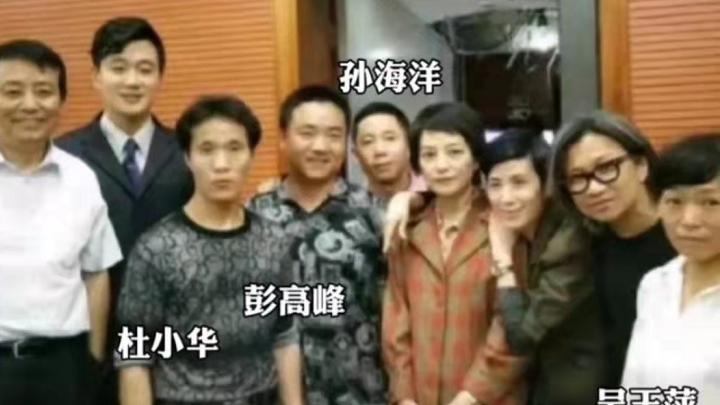 肖战|杜小华寻子，坐在铁轨上呼吁儿子回家，邓飞：后琪，后齐！定会齐