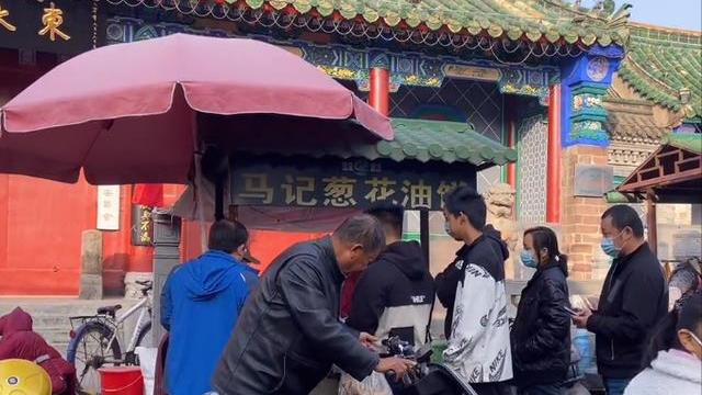 豆沙|河南大姐露天摆摊，30元只卖一种小吃，5元一个从早到晚都要排队