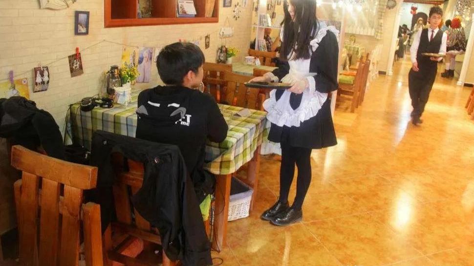 女孩 戴着善人面具的女“魔头”，把数十名少女囚禁美发厅12年，最小的才15岁