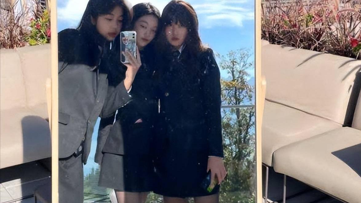 李嫣|王菲女儿李嫣晒母女同框油画，15岁穿低胸内衣，眼神诡异令人不解