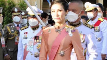 诗妮娜|诗妮娜发出求救信号，挤进大合影博关注，期望70岁泰王回心转意