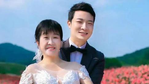 余秀华|46岁余秀华晒与男友婚纱照，被吐槽像祖孙俩，余秀华：就要这个范