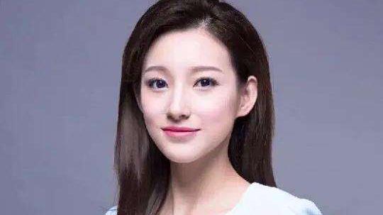 马凡舒|春晚28岁女主持马凡舒：18岁参加选美泳装崩开，记错名字被骂哭？