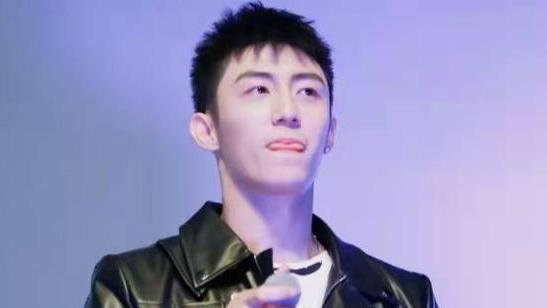 黄景瑜|黄景瑜飞行《王牌对王牌》，是多年来首次亮相节目，虽迟但到