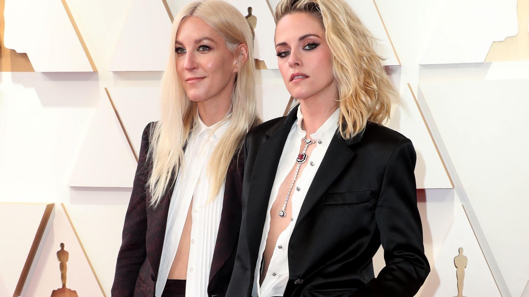 妮可·基德曼|众星亮相第94届奥斯卡红毯，妮可·基德曼淡雅温柔，暮光女显冷艳