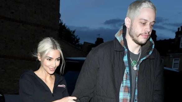 金·卡戴珊|卡戴珊二姐有多强？41岁练出顶级小蛮腰，坐拥3亿粉丝 小男友听话