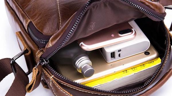 有一种包叫：“散步包”，中老年人出门手机不用塞裤兜，利落方便