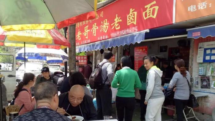 南京|南京藏在小火瓦巷的小面馆，一碗老卤面12块钱，一家人三口忙不停