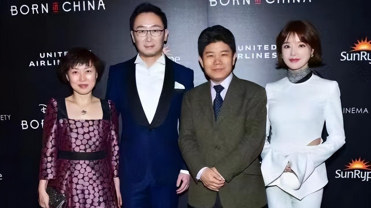 陆川|陆川才是真赢家，36岁娇妻打扮知性好气质，少女身段不输前任秦岚