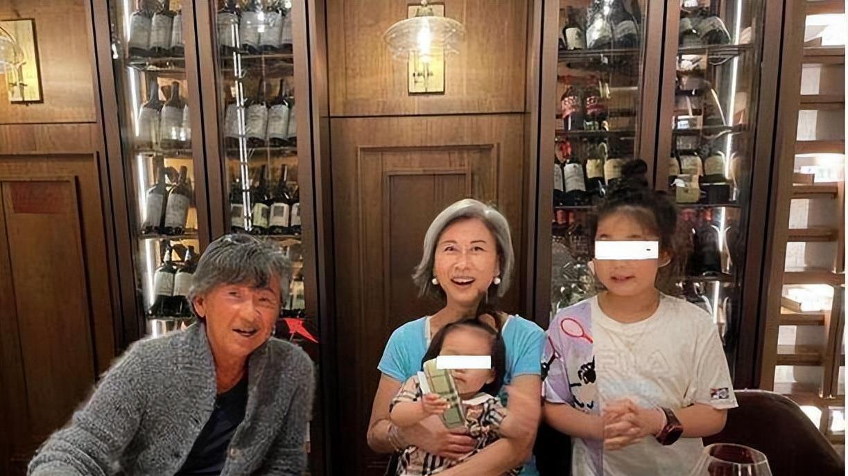 叶倩文|偶遇叶倩文林子祥逛博物馆，两人都白发苍苍佝偻驼背，都老了