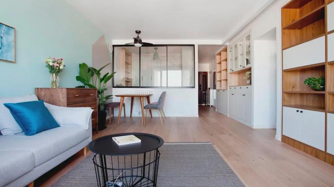 为利用空间，她做出8米长的储物柜，还多了一个房间，超实用