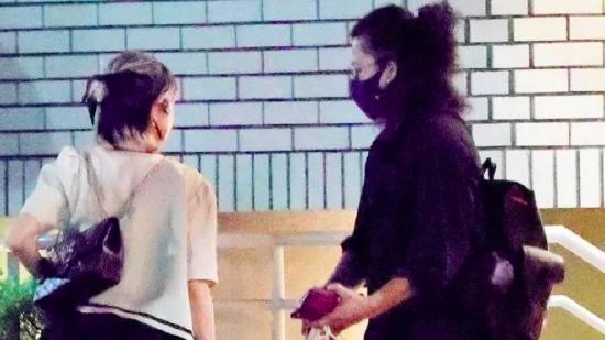 小栗旬|小栗旬与山田优约会被拍 一起买花牵手散步好甜蜜