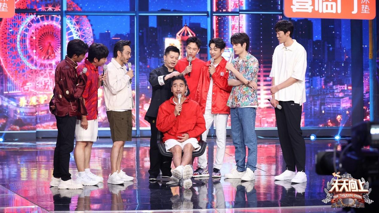 汪涵|《天天向上》兄弟团迎头发健康大检测 汪涵说丁真的头发像牦牛毛