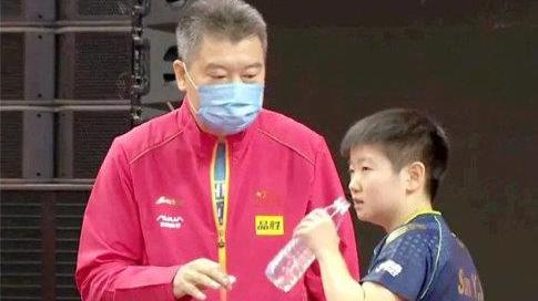 李隼|李隼有多宠爱孙颖莎？摸头捏脸独一份，惹人羡慕的“爷孙情”