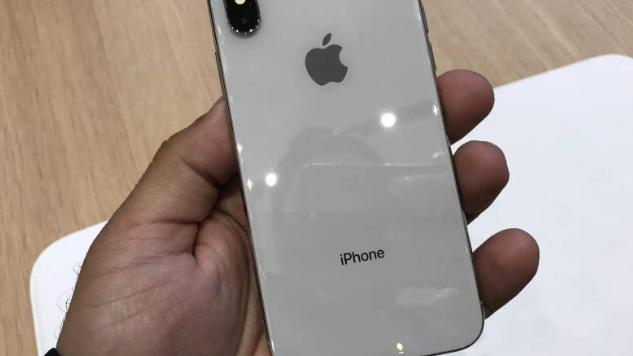 OLED|手持iphone11打游戏该掉帧还是掉帧，散热差发热严重，信号差续航差