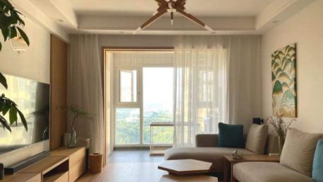 不懂别乱用灰色墙面，学她家，呼应木地板很温馨