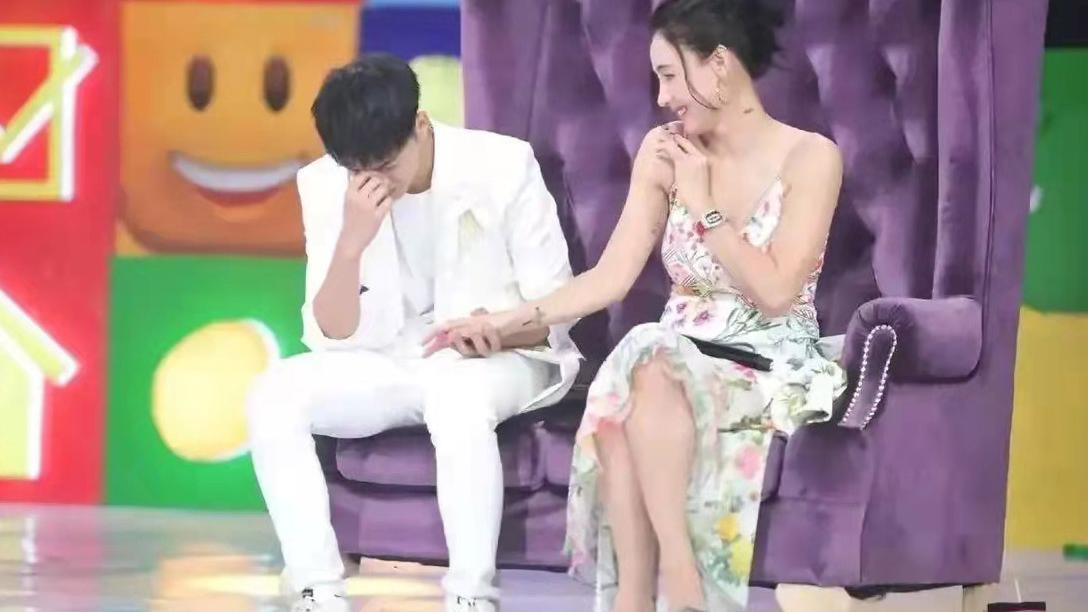 张柏芝|张柏芝穿吊带裙录节目，和男明星互动略显矜持，少女心藏不住