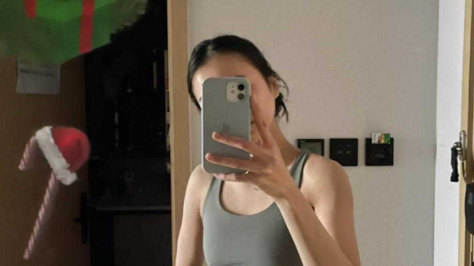 谷爱凌|朱易PK谷爱凌隔空秀腹肌，2位美女颜值身材都在线，你更喜欢谁？