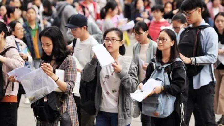 求职|考编前被亲戚认为啃老，考上后态度大变样，翻脸速度比翻书还快