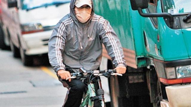 周星驰|“喜剧之王”周星驰：身价超300亿，豪车放车库吃灰，出门爱打车