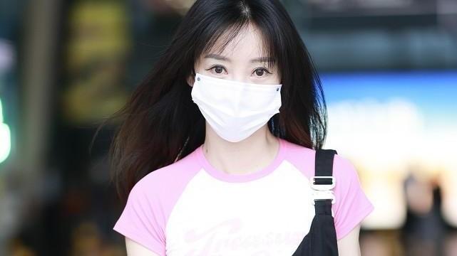 背带裤|柳岩的娇嫩不是装的，粉袖T恤配背带裤，拉下一半挺别致的