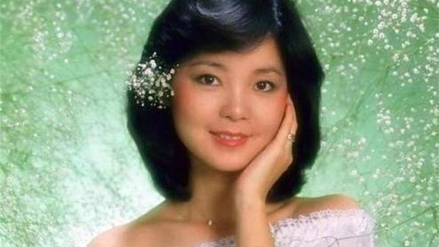 邓丽君|42岁邓丽君死因成谜，覆盖国民党党旗下葬，国军少将：她是女特务