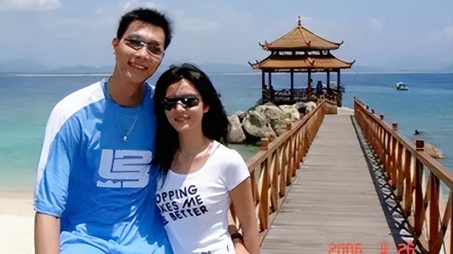 易建联|篮球名将易建联：父亲的6双球鞋让他泪目，娶名模妻子生两个儿子