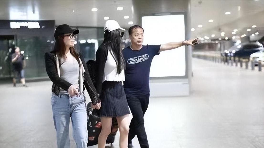 张馨予|张馨予与妈妈同行看起来像姐妹，遗传好气质，妈妈穿牛仔裤显年轻