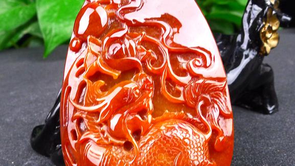 翡翠|自带“中国红”的红翡，拥有细腻的质地，应如何分辨天然红翡翠？