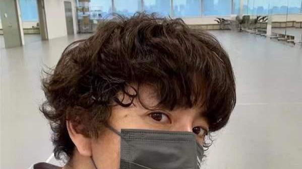 万茜|49岁木村拓哉晒新发型，浓颜美男变盐系小奶狗，工藤静香秀直角肩