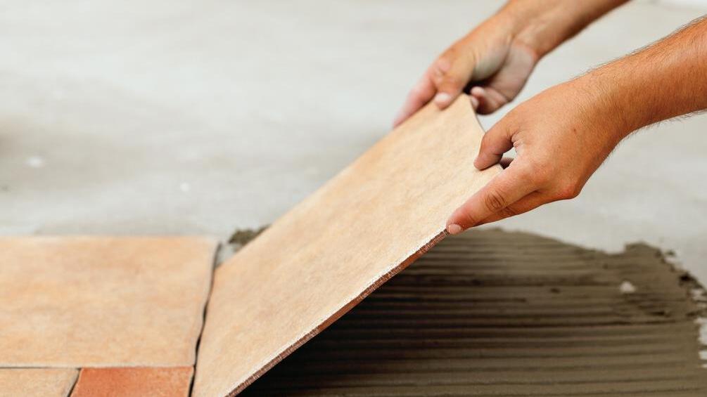 铺地砖时的第一块砖很重要，怎么确定第一块砖的位置呢？