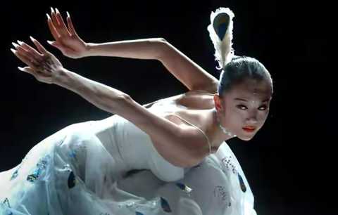 鲁豫|杨丽萍晒三姐妹聚会视频，姐妹三人五官太相似，一家都是艺术家气质