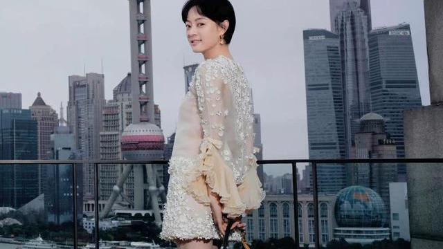 孙俪|审美又回结婚前！孙俪穿“花瓣装”没腰身，土味穿搭太不高级