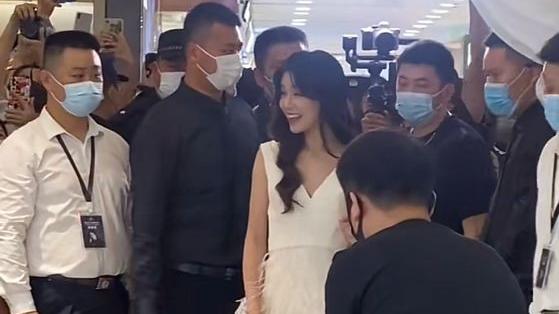 文咏珊|深圳：文咏珊商场参加活动，身材曼妙遭众人围观，“这么多保镖”