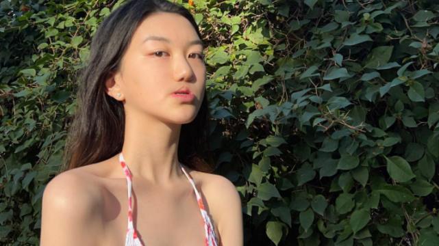 李嫣|15岁李嫣大胆穿比基尼，身材性感与后妈不分上下