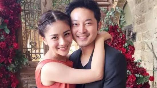 参观沙溢胡可的豪宅，客厅地面铺设立体瓷砖，整面照片墙显温馨