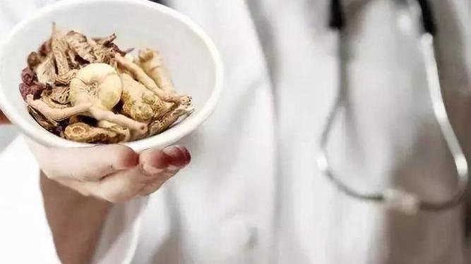 中药|癌症患者吃中药感到效果后，把其他药停了，单吃中药可以吗？