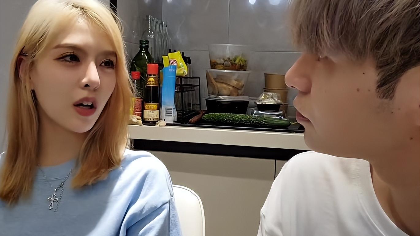 童锦程|童锦程和网红欲梦街边吃夜宵，发型抢眼，两个海胆头，路人看呆了