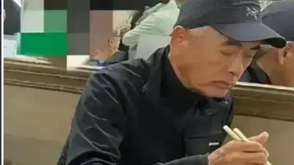 赌神|“赌神大变样，独自一人吃饭，瘦到脱相满头白发让人认不出来”