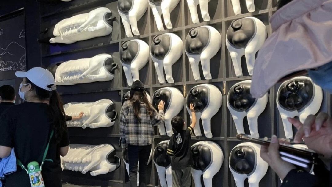 Angelababy|既是工作狂又是好妈妈，杨颖带娃被围观，棒球帽和口罩遮不住的美貌