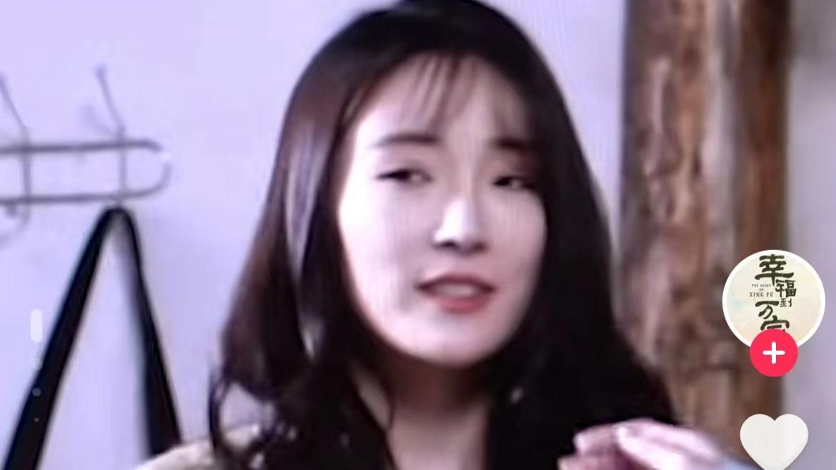 赵丽颖|赵丽颖新剧花絮引热议，扇张凯丽女儿巴掌力度大，上前抚摸遭拒绝