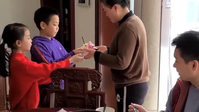 刘和刚|刘和刚携妻女与兄弟姐妹为母贺寿，一家8口其乐融融画面温馨