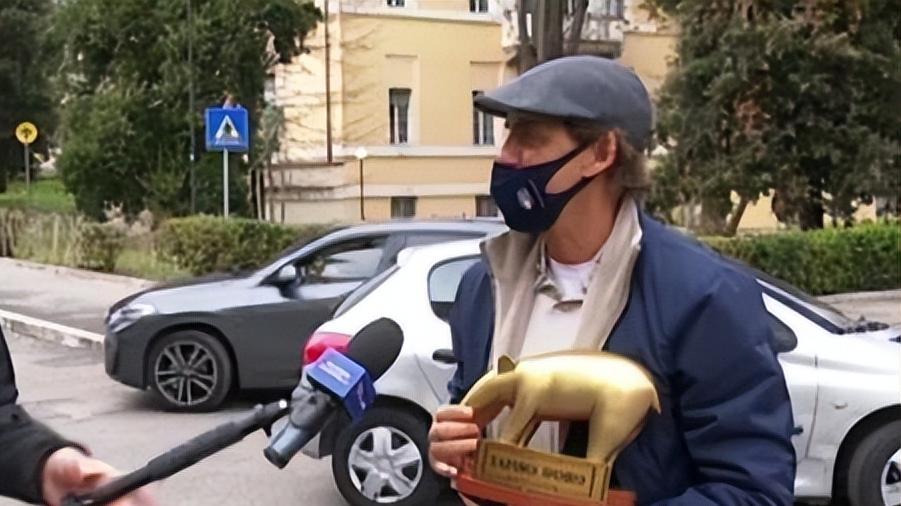 曼奇尼|有风度！曼奇尼获赠“更大的”金貘奖，微笑回应：我受之无愧