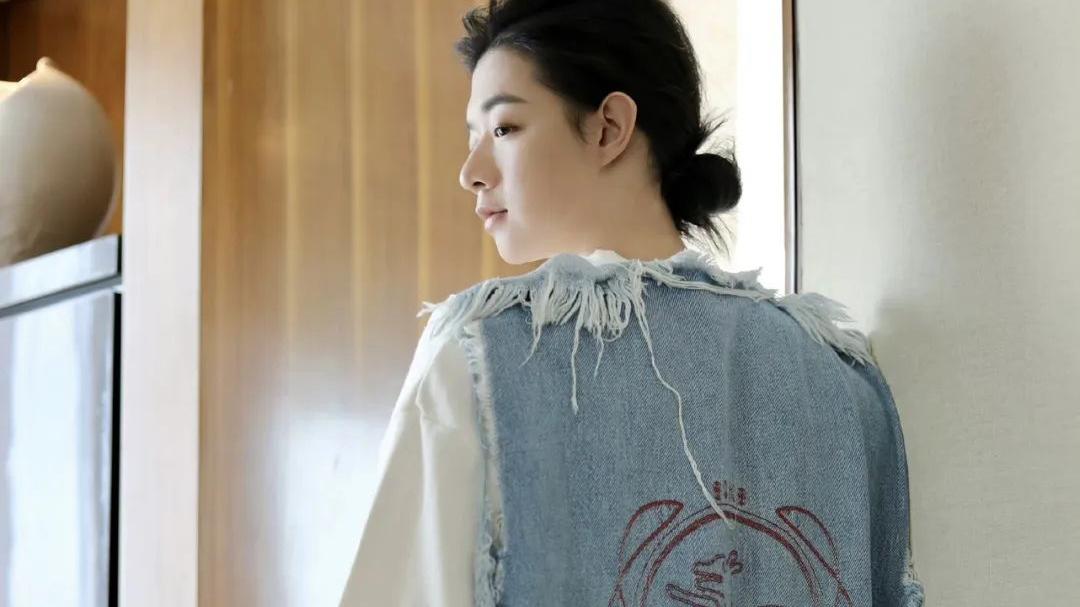 荣梓杉|荣梓杉现在是陈思诚重点捧的对象，不过他如今的身高成了大问题