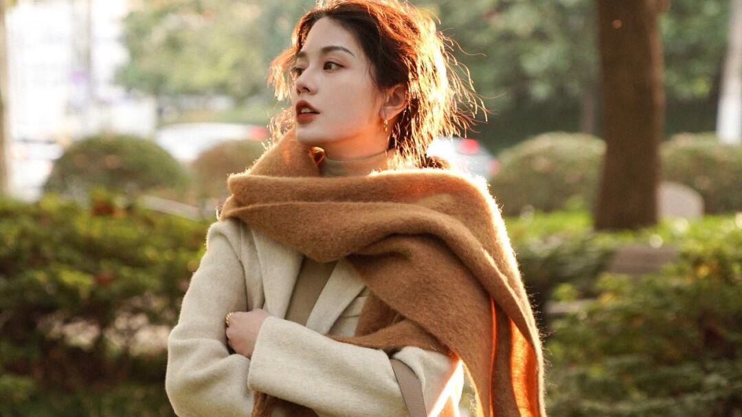 时髦女人冬天都爱穿这几款“大衣”，简洁利落又有气质，谁穿谁美