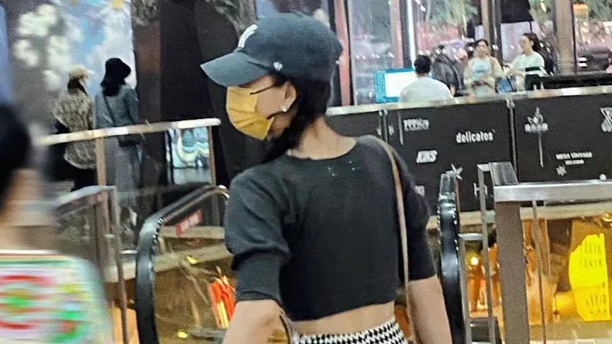 丸子头 殷桃双马尾包臀裙出街，这背影说18我都信