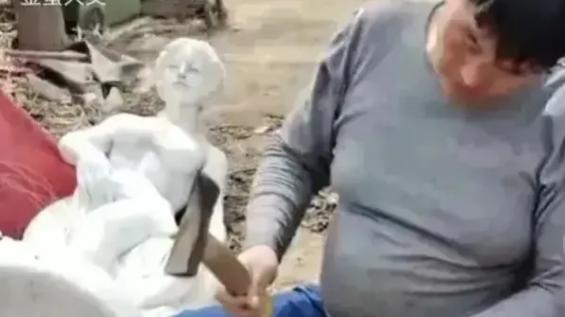 朱之文|大衣哥曾最爱美女雕塑，就这样被无情地推倒在地，抛弃了？