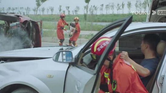 蓝焰突击|《蓝焰突击》超好看，何然是好男人，为什么李溪成更讨女生喜欢？