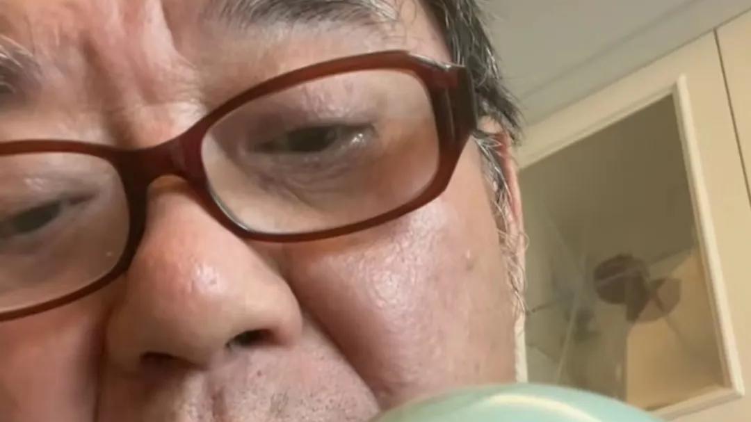 李立群|演员李立群发火了，自己无聊和网友们晒晒收藏的古董，竟被平台专家揭秘是假的